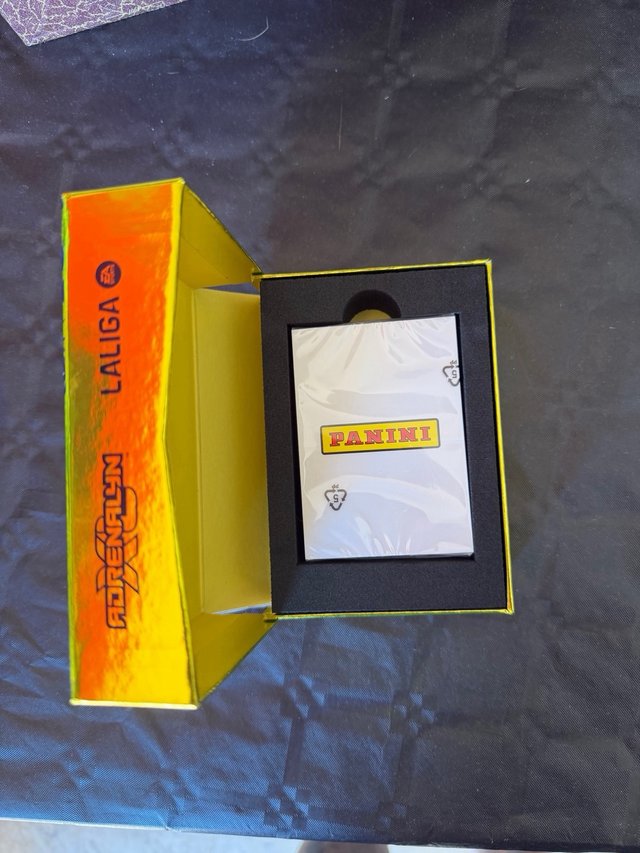 Caja Total Kings Adrenalyn XL Panini 2025-2026