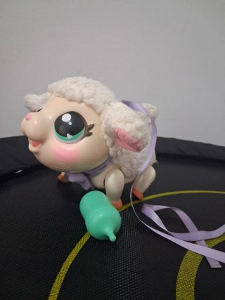 Oveja interactiva de peluche con biberón