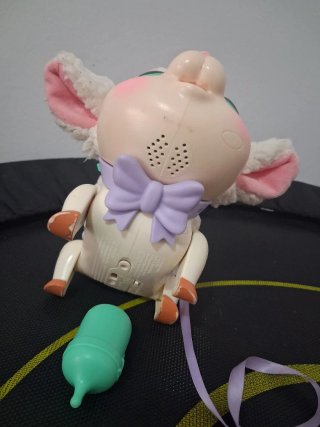 Oveja interactiva de peluche con biberón