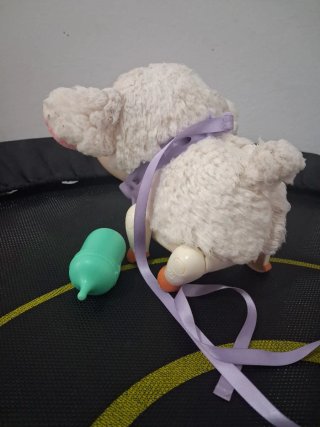 Oveja interactiva de peluche con biberón