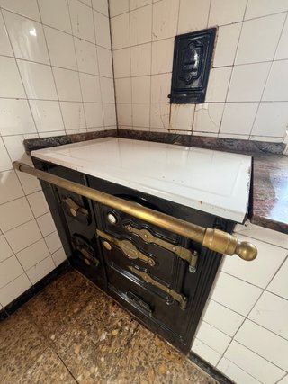 Cocina de leña negra y dorada HERGOM