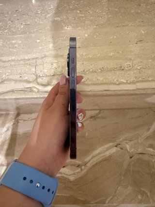 iPhone 14 Pro morado oscuro