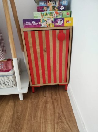 Mesita infantil color roble con rayas rojas.