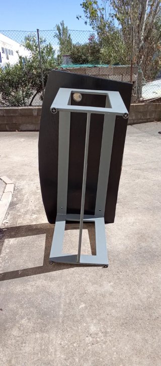 Mesa de oficina metálica y madera