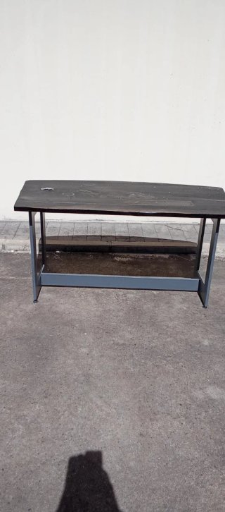 Mesa de oficina metálica y madera