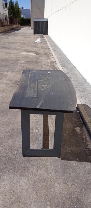 Mesa de oficina metálica y madera
