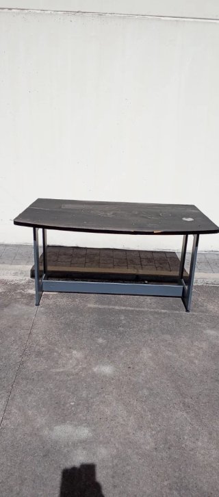 Mesa de oficina metálica y madera