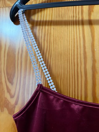 Vestido fiesta morado tirantes perlas