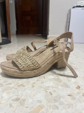 Sandalias cuña beige y doradas