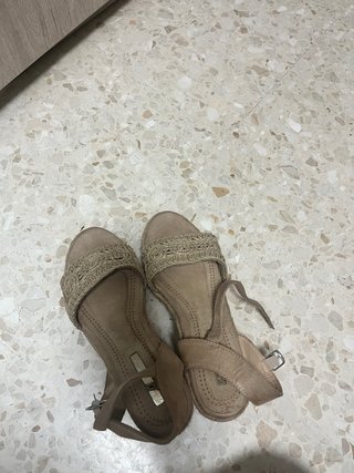 Sandalias cuña beige y doradas