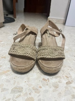 Sandalias cuña beige y doradas