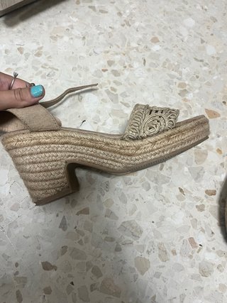 Sandalias cuña beige y doradas