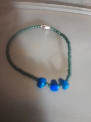 Braccialetto con perline blu e chiusura
