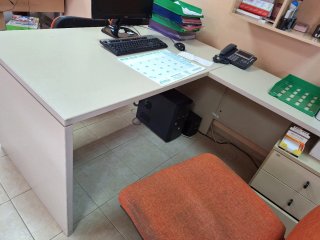 Mesa escritorio 140x80 con ala derecha y cajonera