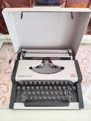 Máquina de escribir Olympia Traveller de Luxe