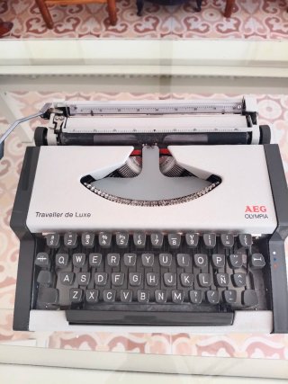 Máquina de escribir Olympia Traveller de Luxe