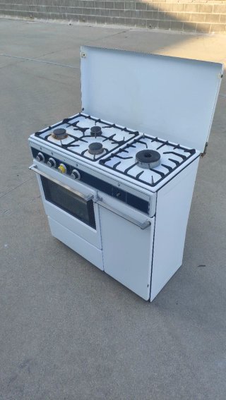 Cocina y horno de gas blanca