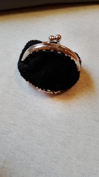 Monedero crochet flor blanca y negro