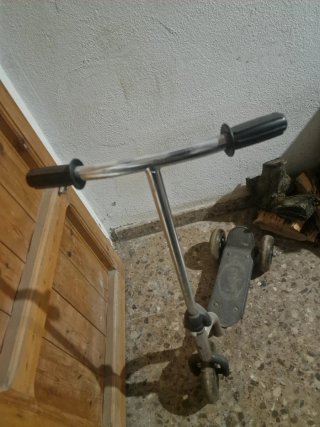 Patín con rueda amarilla