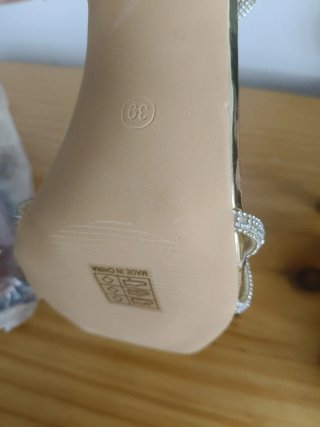 Sandalias doradas con pedrería
