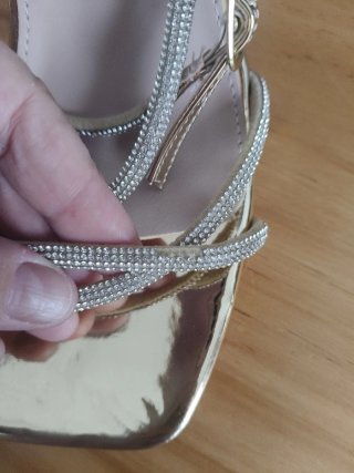 Sandalias doradas con pedrería
