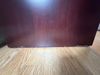 Tocador cajonera madera oscura con detalles platea