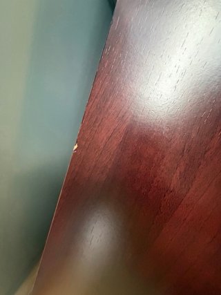Tocador cajonera madera oscura con detalles platea