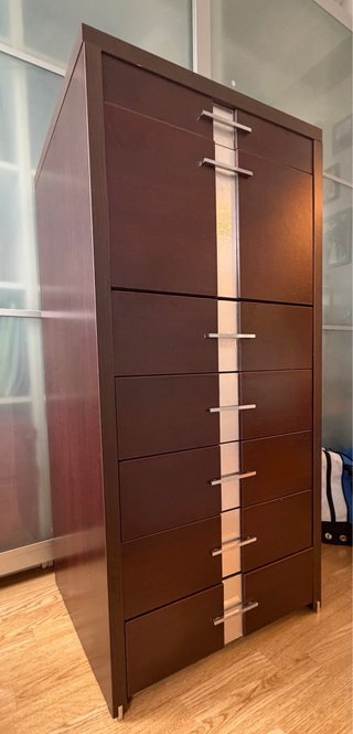 Tocador cajonera madera oscura con detalles platea