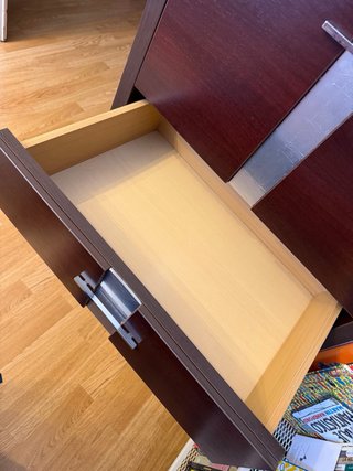 Tocador cajonera madera oscura con detalles platea