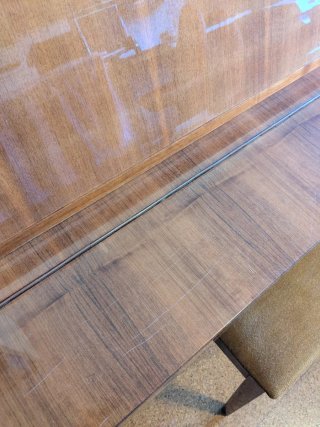 Piano de pared CHERNY con banqueta