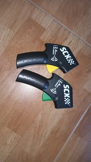 Pack exclusivo de mandos Scalextric Action. Chasis