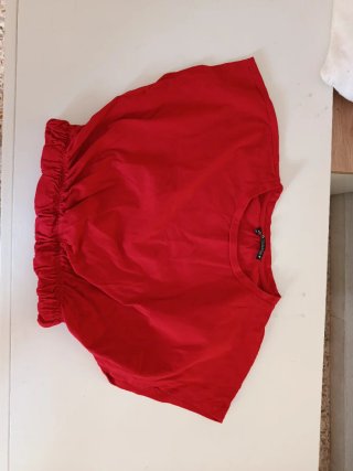 Camiseta roja con volantes