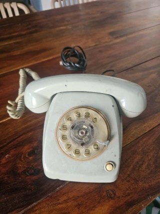 Teléfono antiguo de disco gris