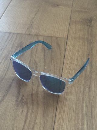 Gafas de sol transparentes con lentes azules