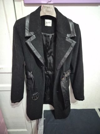 Chaqueta Guess Negra con Detalles Piel