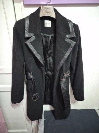 Chaqueta Guess Negra con Detalles Piel