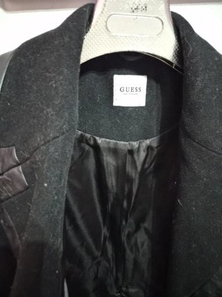 Chaqueta Guess Negra con Detalles Piel