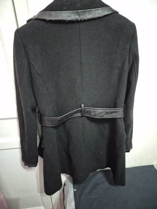 Chaqueta Guess Negra con Detalles Piel