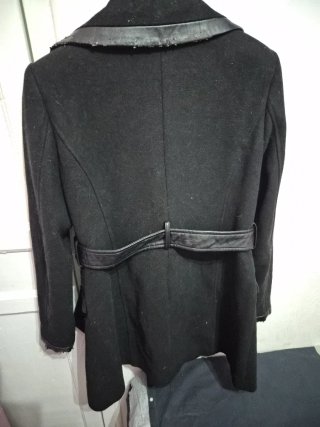 Chaqueta Guess Negra con Detalles Piel