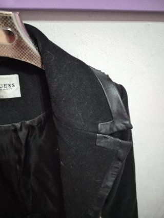 Chaqueta Guess Negra con Detalles Piel