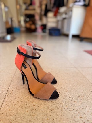 Zapatos de tacón naranjas y negros talla 38