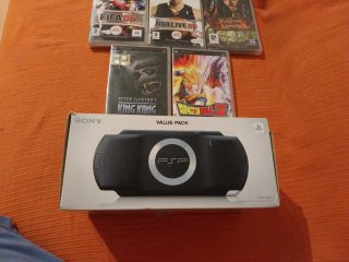 Sony PSP Nero 1004K + custodia protettiva + 5 giochi