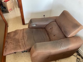 2 sillones reclinables de piel marrones