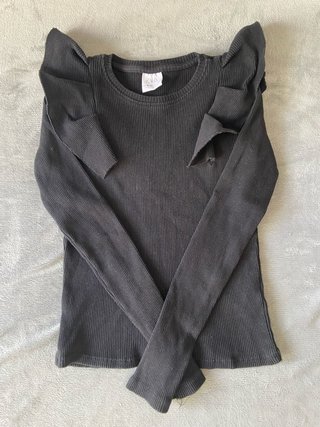 Camiseta Zara canalé niña negra volantes