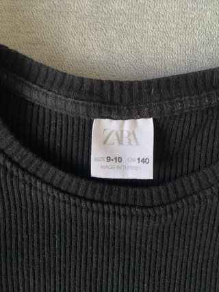 Camiseta Zara canalé niña negra volantes