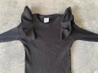 Camiseta Zara canalé niña negra volantes