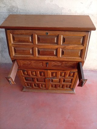 Mueble antiguo de madera