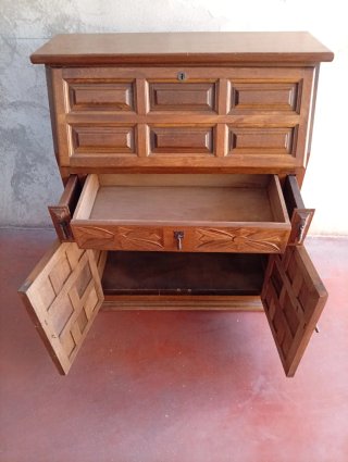 Mueble antiguo de madera