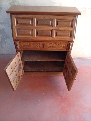 Mueble antiguo de madera