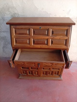 Mueble antiguo de madera